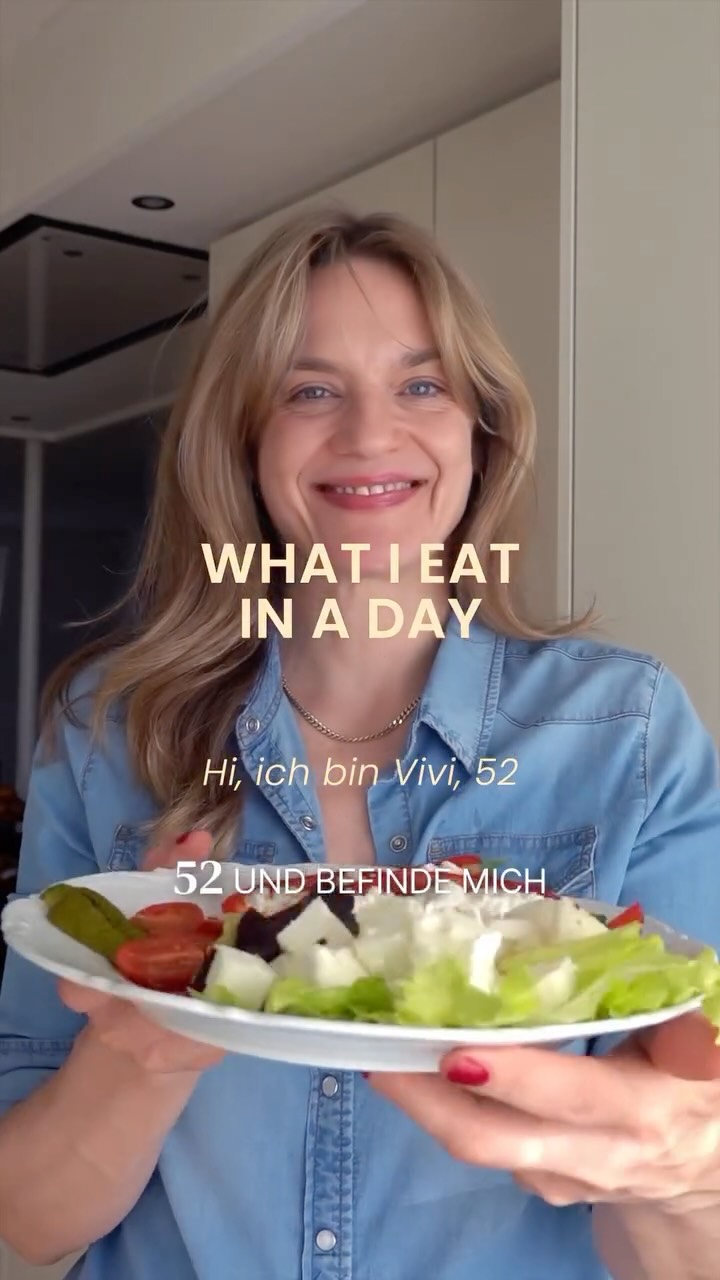 what I eat in a Day #01
Hi, ich bin Vivi, 52, und befinde mich gerade in der Menopause (oder Perimeno?) und weil sich damit die Spielregeln geändert haben und mein Körper andere Bedürfnisse hat, zeige ich euch ab jetzt, was ich so am Tag esse, um meinen Körper bestmöglich zu unterstützen.
Frühstück –
Kaffee mit Milch
Chia-Pudding mit Zimt-Äpfeln
Zutaten: 200 g Vollmilchjoghurt, 3 EL Chiasamen, 1 Apfel, 1–2 TL Zucker oder Erythrit, ½ TL Zimt.
Zubereitung: Chiasamen im Joghurt 10 Min. quellen lassen. Apfel in einer beschichteten Pfanne anbraten, mit Zucker/Erythrit und Zimt weich schmoren. Warm über den Chia-Joghurt geben.
Mittag – Bunter Salat mit Feta
Zutaten: Blattsalat, gekochte Rote Bete (Würfel), roher Kohlrabi (Würfel), Feta (Würfel), 1 kleine Gurke, ein paar Tomaten.
Dressing: 3 EL Olivenöl, 2 EL Zitronensaft, Salz, Pfeffer.
Zubereitung: Alles auf einen Teller geben, Dressing anrühren und darüber geben.
Snack – Milchkaffee + Schoko & Datteln
Zutaten: 1 Milchkaffee, 3 Stück Zartbitterschokolade (70 %), eine Handvoll geröstete Haselnüsse, 3 Medjool-Datteln.
Bewusst snacken – Kombi aus Bitter, Crunch & Süße.
Abendessen – Sauerkraut, Rinderwurst & Rotkohlsalat
Zutaten: Vorgegartes Sauerkraut, Rinderwurst (vom Metzger), 1 Zwiebel, 1 Apfel, etwas Öl/Butterschmalz.
Zubereitung: Zwiebel und Apfel in Öl anschwitzen, Wurst mitbraten.
Sauerkraut getrennt erhitzen und dazu servieren. Niedersächsische Vibes inklusive.
Rotkohlsalat
Zutaten: Rotkohl (geraspelt), 1 Apfel (geraspelt), 2–3 EL Olivenöl, 1–2 EL Zitronensaft, etwas Zitronenzeste, Salz, Pfeffer.
Zubereitung: Rotkohl mit Öl, Zitrone, Zeste, Salz und Pfeffer kräftig durchkneten, Apfel untermischen, kurz ziehen lassen, abschmecken.
➡️ Folge mir gerne und verpasse nicht die Fortsetzung.
#whatieatintheday #menopausemonday #wieiad #vivikocht #balancedplates #reallifefood #trennkost #intuitivessen #insulinballence #perimenopause