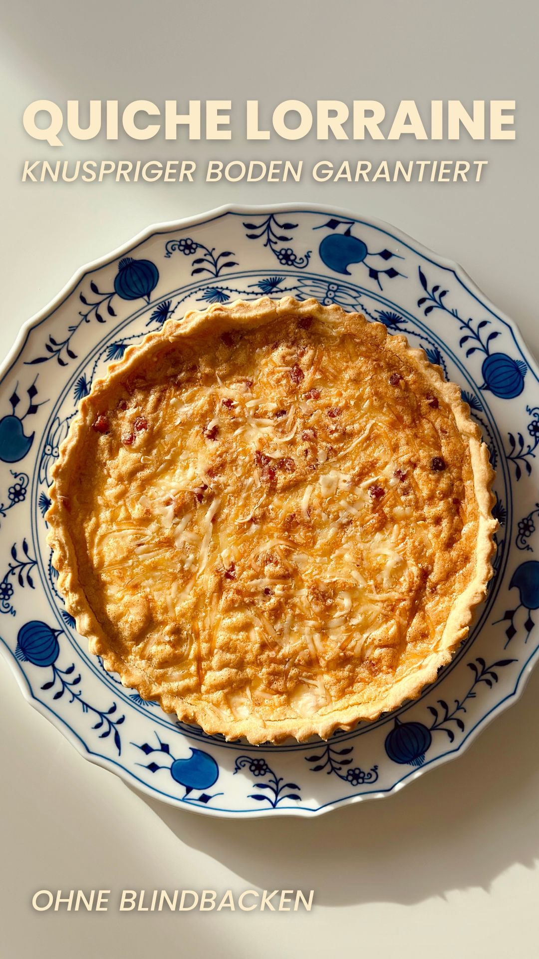 Quiche Lorraine (26 cm) – November-Comfort ohne Blindbacken 🍂
Teig: Mehl und Salz mischen. Kalte Butter fein verreiben. Eigelbe zugeben und rasch zu einem weichen Teig zusammenfügen, nicht kneten. Nur falls nötig eiskaltes Wasser zugeben. Zu einer Kugel formen, 30 Min. kaltstellen.
Ausrollen: 3–4 mm zwischen Backpapier/Folie ausrollen, in die Form legen, Rand ca. 3 cm hochziehen. Boden dicht einstechen, kurz kühlen.
Füllung: Speck langsam auslassen, Zwiebel darin glasig braten, abkühlen lassen.
Guss: Eier, Eigelb und 500 ml Vollrahm verquirlen, mit Pfeffer, Muskat und wenig Salz würzen. Käse (Emmentaler oder Gruyère) optional unterrühren oder später streuen.
Füllen: Speck-Zwiebel auf den Boden, optional Käse, Guss langsam einfüllen.
Backen: Ofen und Backblech auf 220 °C O/U vorheizen. Auf 2. unterster Schiene ca. 40 Min. backen, 5–10 Min. ruhen lassen.
Servieren: lauwarm mit Feldsalat.
Speichern für’s Wochenende & jemanden taggen, der Quiche liebt 🥧
