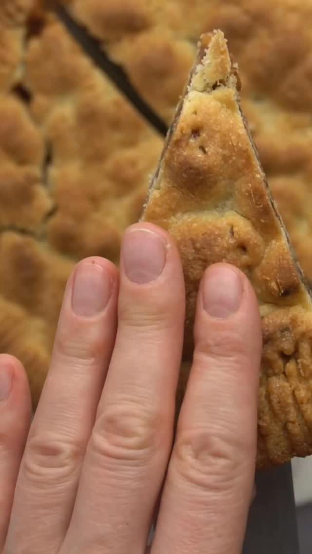 Spare 40 Euro und mach sie selber. Die Engadiner Nusstorte ist der Schweizer 🇨🇭Klassiker.

Zutaten Teig
• 300 g Mehl
• 125 g Zucker
• 1 Prise Salz
• 175 g Butter, kalt
• 1 Ei

ZUTATEN Füllung
• 250 g Zucker
• 3 EL Wasser
• 300 g Walnüsse, gehackt
• 2 dl Sahne
• 3 EL flüssiger Honig
• Zitronensaft

Zubereitung
1. Geriebener Teig: Mehl, Zucker und Salz in einer Schüssel mischen. Butter beigeben, von Hand zu einer gleichmässig krümeligen Masse verreiben.
2. Ei beigeben, rasch zu einem weichen Teig zusammenfügen, nicht kneten.
zugedeckt ca. 30 Min. kühl stellen Teig teilen.
3. Die Hälfte des Teigs auf wenig Mehl in der Grösse des Formenbodens 26 cm zwischen 2 Backbapieren ausrollen und in die Form geben.
Boden mit einer Gabel dicht einstechen.

4. Füllung:
Zucker und Wasser in einer weiten Pfanne ohne Rühren aufkochen. Hitze reduzieren, unter gelegentlichem Hin-und-her-Bewegen der Pfanne köcheln, bis ein hellbrauner Karamell entsteht.
5. Pfanne von der Platte nehmen, Nüsse daruntermischen. Sahne hinzufügen unter Rühren bei kleiner Hitze köcheln, bis sich der Karamell aufgelöst hat, ca. 10 Min. einköcheln. Honig und Zitronensaft daruntermischen, auskühlen.
Füllung auf dem Teigboden verteilen. Die 2 Teighälfte ebenso ausrollen und als Deckel auf den Kuchen geben und die Seiten mit einer Gabel am Rand gut andrücken
6. Backen: ca. 40 Min. in der unteren Hälfte des auf 200 Grad vorgeheizten Ofens.
Herausnehmen, min min abkühlen, aus der Formen nehmen, Torte auf ein Gitter schieben, auskühlen und genießen.

➡️ Du kannst wunderbar einfrieren. Einfach in die gewünschte Größe teilen. Ich persönlich viertele ihn, weil wir nur 2 Personen sind und vakuumiere den Kuchen. Er hält bis zu einem Jahr.
Und wenn Du Lust drauf hast, einfach rausnehmen kurz antauen lassen und genießen.

#engadinernusstorte #bündernusstorte #walnüsse #walnussernte #schweizerrezepte #klassischesrezept #herbst #november #backen
#instafood #easyrecipes #schnellesrezept #foodinfluencer #food #easyrecipe #foodaddict #cookingvideo #gloobsfood #cookingvideos #tabletopdirector #foodstyling #schnellerezepte #einfacherezepte #germanfoodblogger
#food52 #tuortadanusch @food52