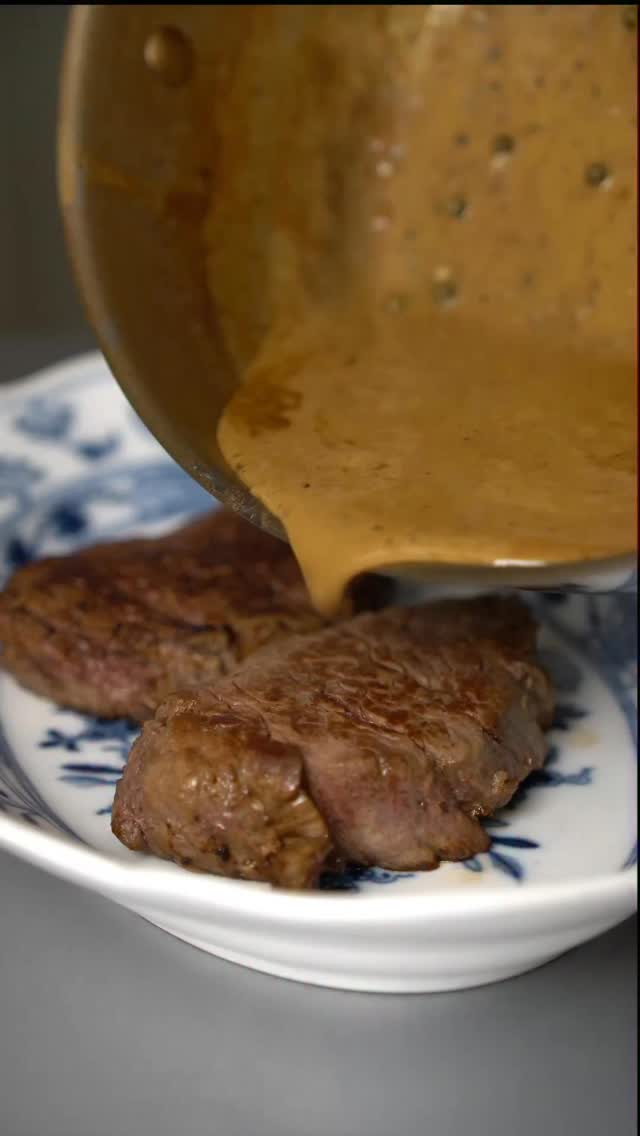 ✨ Rinderfilet mit Pfeffersauce – in unter 30 Minuten! ✨
Ihr habt es euch gewünscht: schnelle Gerichte, die trotzdem wie ein kleines Festessen schmecken.
Dieses cremige Pfeffersaucen-Rezept ist ein echter Gamechanger – super einfach, super elegant und so vielseitig:
🥩 Mit Rinderfilet – mein Klassiker
🥔 Mit Kartoffeln – perfekt für die vegetarische Variante
🥕 Mit Gemüse – z.B. Bohnen, Karotten, Spargel
🐖 Mit Schweinsfilet – genauso zart und schnell
Die Sauce ist in wenigen Minuten eingekocht, das Fleisch kurz gebraten – und schon steht ein richtig köstliches Dinner auf dem Tisch.
Speichere dir das Rezept ab & sag mir in den Kommentaren, womit du die Pfeffersauce kombinierst! 💛
#unter30min #schnelleküche #rinderfilet #pfeffersauce #dinnerideas #schnellundlecker #schweizerrezepte #foodinspo #kochenmitvivi #vivikocht