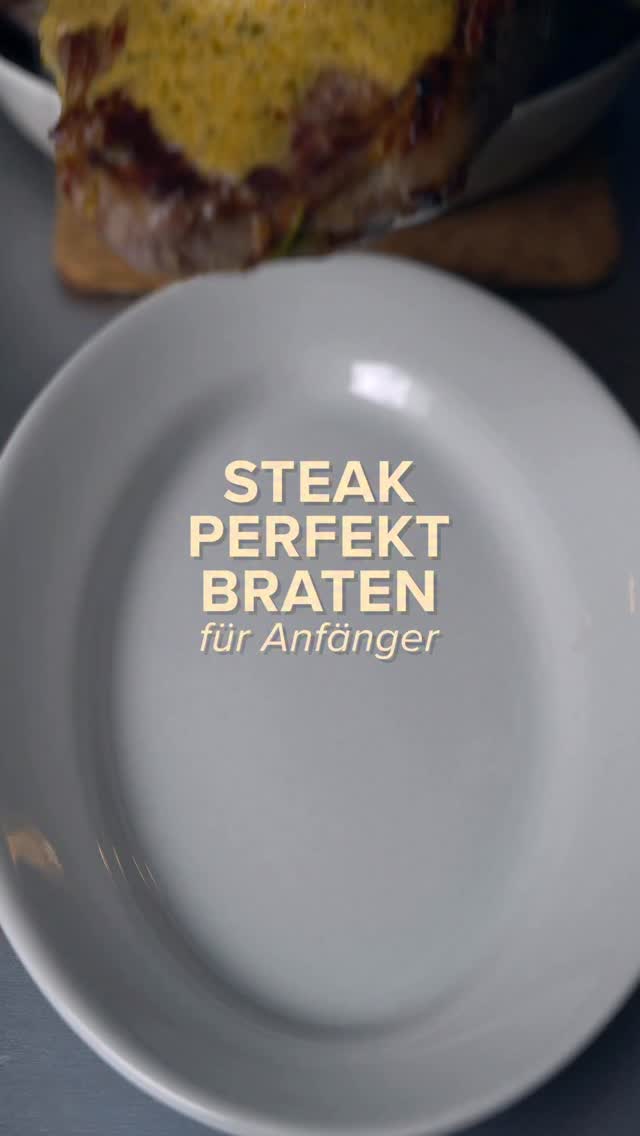 Ich konnte nie wirklich gut Fleisch  braten – aber mit diesem Rezept ist es mir endlich gelungen.
Aussen knusprige Kruste, innen rosa und zart – genau so. 🥩

Kurz & gelingsicher
Steak 45–60 Min. vorher rauslegen
Steak vorher rauslegen = gleichmässiger garen, bessere Kruste, innen zarter
Pfanne sehr heiss vorheizen
Olivenöl + Butter rein, Steak 2½ Min. pro Seite scharf anbraten, Ränder kurz mitnehmen
Hitze reduzieren, Knoblauch & Kräuter dazu, 4–6 Min. nachziehen, dabei wenden und übergiessen
Café de Paris (direkt aus dem Kühlschrank) auf die Steakstücke geben und kurz unter dem Grill schmelzen lassen, ohne zu verlaufen
Salzen nach Geschmack – optional, die Butter ist ja bereits gesalzen

Perfekt dazu: meine Café de Paris Butter 🧈
👉 Kommentiere einfach mit 1, dann schicke ich dir das Rezept.

#steak #hohrücken #gusseisenpfanne #cafedeparis #steaktipps #entrecote #homecooking #kochblog #vivikocht #fleischliebe #küchentipps