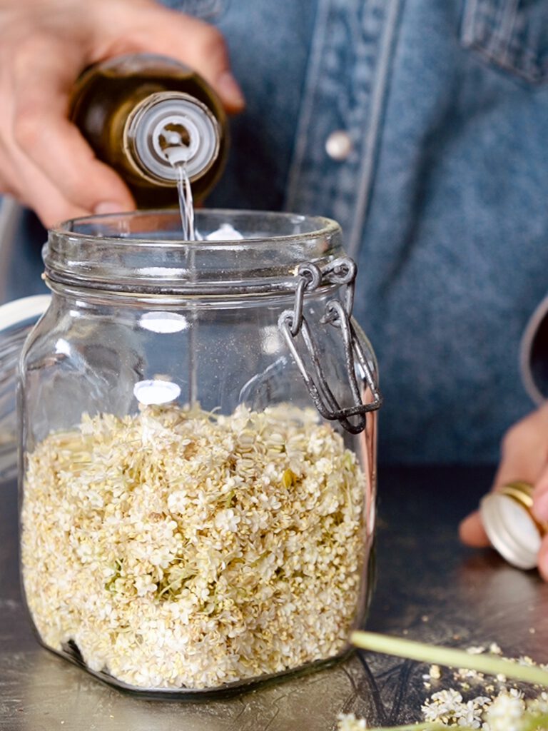 Holunderessigblüten und Balsamico Bianco
