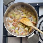Rhabarber geschnitten mit Gelierzucker kocht im Topf