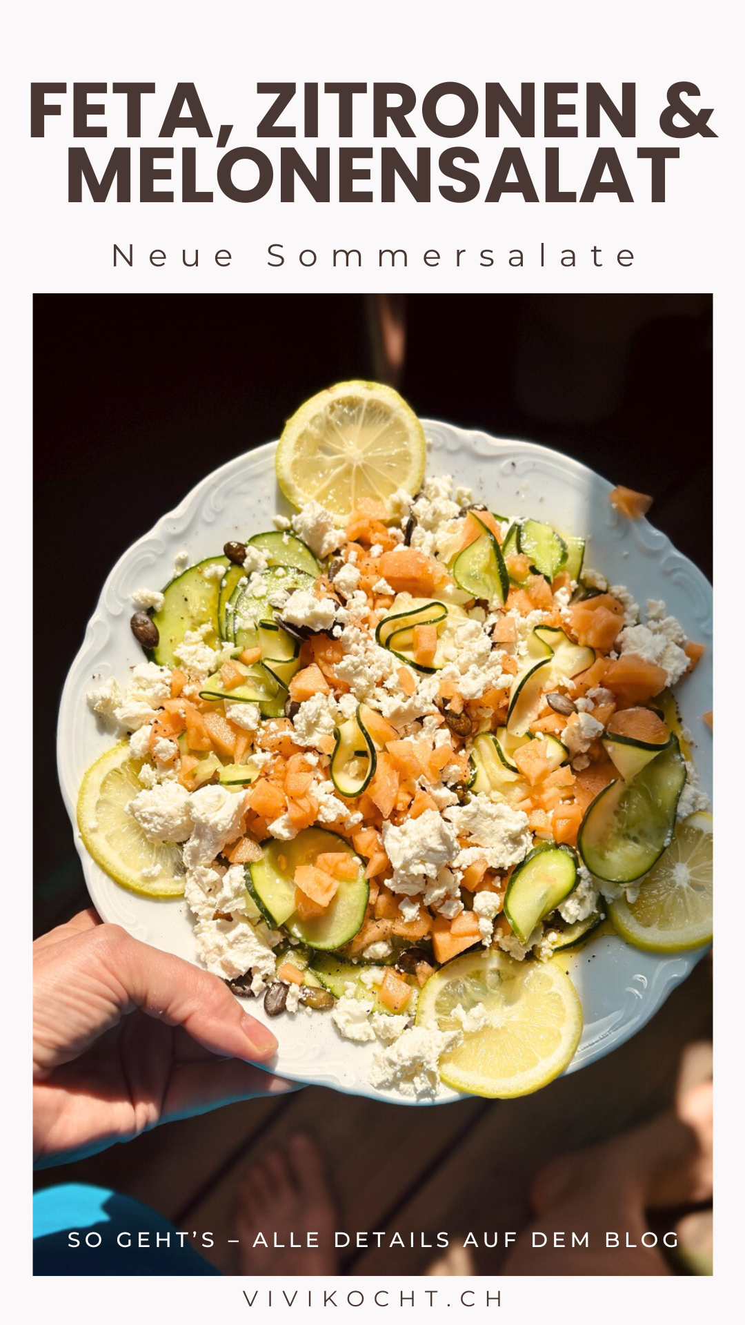 Dieser Sommersalat kombiniert die Süße saftiger Melone mit der Frische von Gurken und Zucchini, abgerundet durch würzigen Feta und aromatische Minze. Geröstete Kürbiskerne sorgen für einen knackigen Biss, während Zitrone dem Ganzen eine spritzige Note verleiht. Ein leichtes, sommerliches Gericht, das sich ideal als erfrischendes Hauptgericht oder als bunte Beilage eignet.