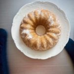 Mamas Gugelhupf wie früher – einfaches Rezept mit viel Herz. Entdecke einen saftigen Klassiker voller Kindheitserinnerungen und backe ein Stück Familiengeschichte nach.