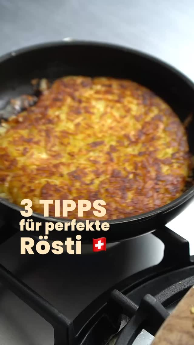 3 heisse Tipps für die perfekte Rösti. Das ist grad der Renner auf meinem Blog, über 1000 Mal wurde es geklickt und 309 mal ausgedruckt. Als ich es vorhingesehen habe, dachte ich - ich muss es noch mal posten. 

Auf meinem Blog findet ihr es. Es ist ganz einfach.
Trick 1 - die richtige Kartoffel 10 min kochen- 24h kühlen und
Trick 2 längs raspeln - so verbindet sich alles besser
Trick 3
Sie muss singen. - wenn es kratzt, wenn du an der Pfanne ruckelst, ist sie Ready.

➡️ Speicher Dir das Rezept gleich ab. Ob mit Spiegelei, Zürcher Geschnetzeltem oder mit Käse und Speck - ein Hochgenuss 🥔