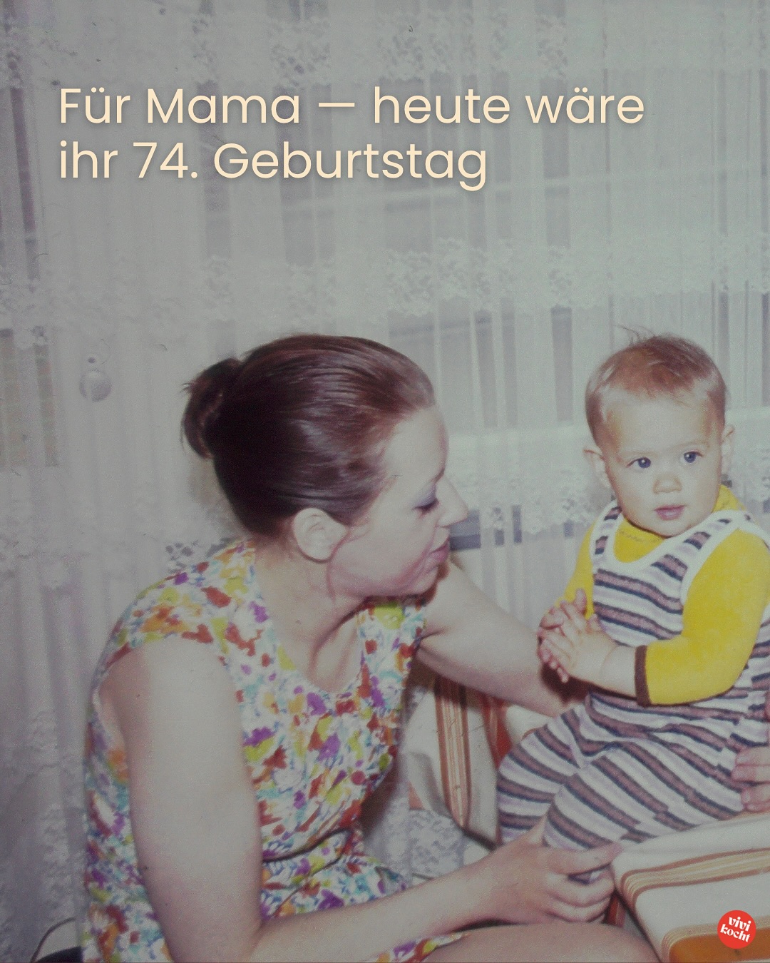 Für Mama ❤️ Heute wäre sie 74 geworden. Vor 150 Tagen ist sie gegangen.
Sie war mein grösster Fan – und Essen war unsere Sprache. In diesem Karussell teile ich ihre Lieblingsrezepte und meine Erinnerungen. 
Vielleicht rufst du heute jemanden an, kochst am Wochenende zusammen und setzt euch an einen Tisch. 
Zeit ist kostbar – so kostbar.
💬 Welche Familienrezepte tragen dich durch die Zeit? Erzähl mir unten davon.
📌 Speichern & nachkochen.