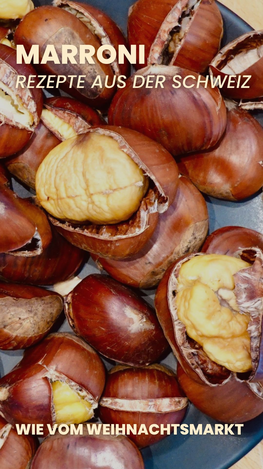 Marroni erst wässern - So bekommst Du Marroni (CH) oder Esskastanien (D) wie auf dem Weihnachtsmarkt. Ich liebe mein Rezept, dass letztes Jahr viral gegangen ist. Hast du es schon mal wieder ausprobiert?

Zutaten - Zubehör:
1 kg Marroni
Wasser
Feuerfeste Schale

Zubereitung:
1 kg Marroni in einer Schale mit Wasser bedecken und 1 Stunde einweichen lassen.

Das Wasser schütten und die Marroni mit einem Handtuch etwas abtrocknen.
Mit einem Marronimesser oder mit einem gezackten Messer die runde Seite einschneiden.

Die Marroni auf ein Blech legen, eine feuerfeste Schüssel mit 150 ml Wasser dazustellen und bei 250 Grad Umluft 15 min backen.
Nun das Wasser aus der Schüssel auf das Blech schütten und noch mal 15 min bei 250 Grad weiter backen. Fertig.

➡️ Speichere Dir das Rezept für Dein nächsten Knabberabend ab.