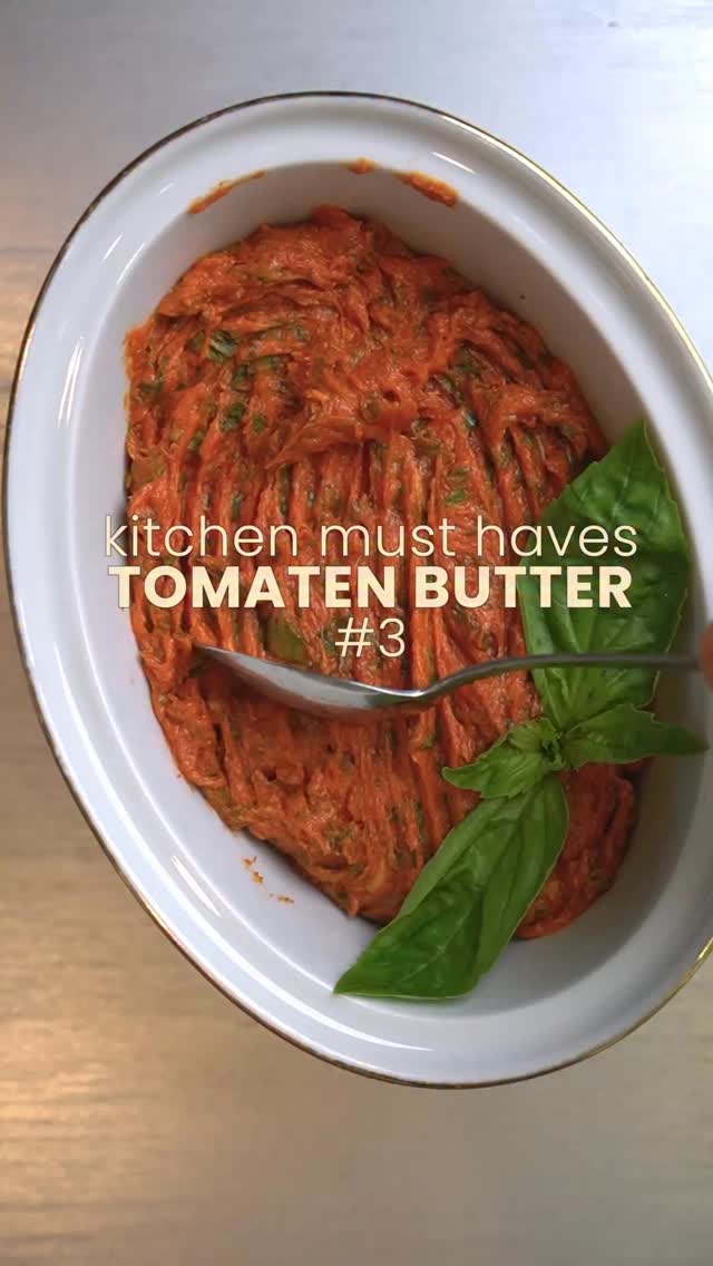Kitchen Must Haves #3 🍅🧈
In dieser Serie zeige ich dir, was ich immer im Kühlschrank haben muss – sonst fehlt mir einfach was.

Heute: Tomatenbutter.
So simpel, so genial – und sie macht aus Brot, Pasta, Ofengemüse oder Steak in 2 Sekunden ein kleines Highlight. Ich liebe sie auch zu Fisch, auf warmen Kartoffeln oder als Finish auf heissem Gemüse. Einmal gemacht, willst du sie ständig wieder haben. ♥️

Und das Beste: selbstgemacht weiss ich genau, was drin ist – ohne Zusatzstoffe und am Ende auch günstiger.

Probier’s aus und du wirst sie genauso feiern. 🍅✨

💬 Das Rezept ist auch auf meinem Blog. Kommentiere einfach mit TOMATE und du bekommst den Link ins Postfach.