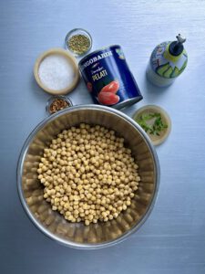 Zutaten von Marrokanische Kichererbsen mit Fenchelsamen in Tomatensauce