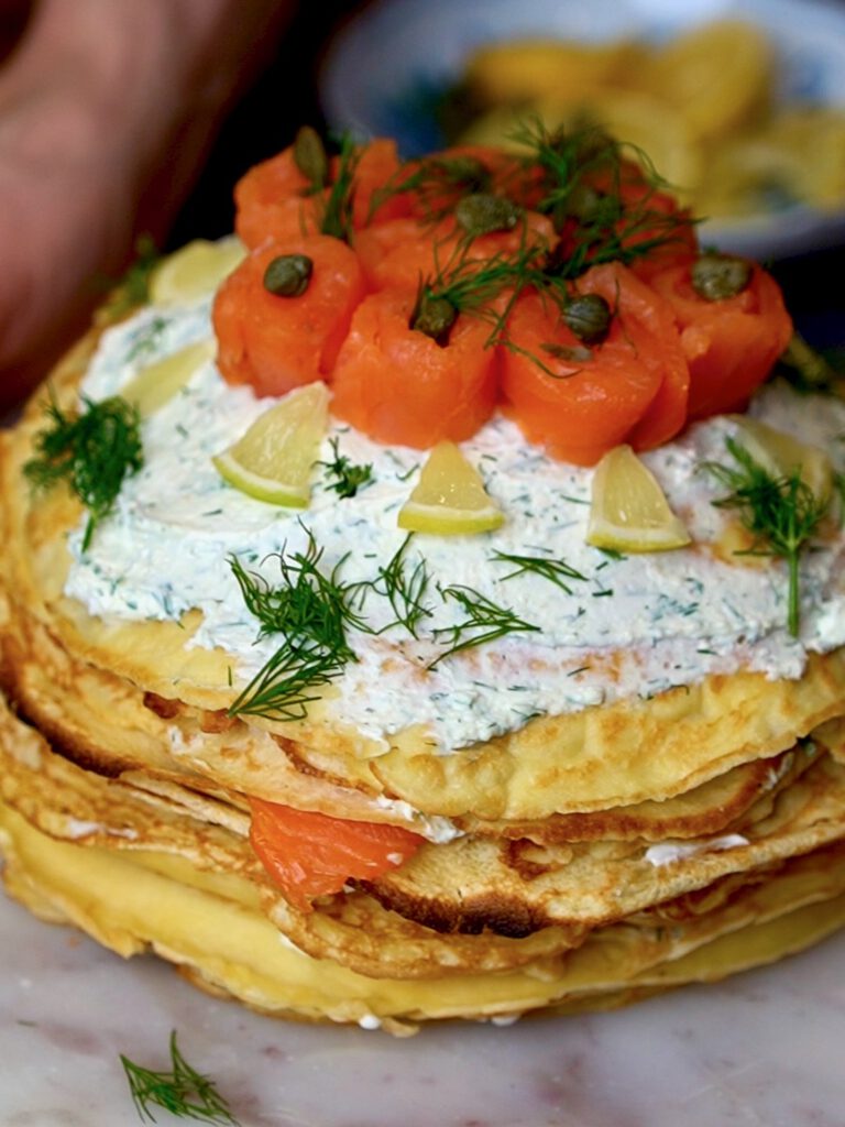 Pfannkuchen Frischkäse Lachs Torte Foto.jpeg