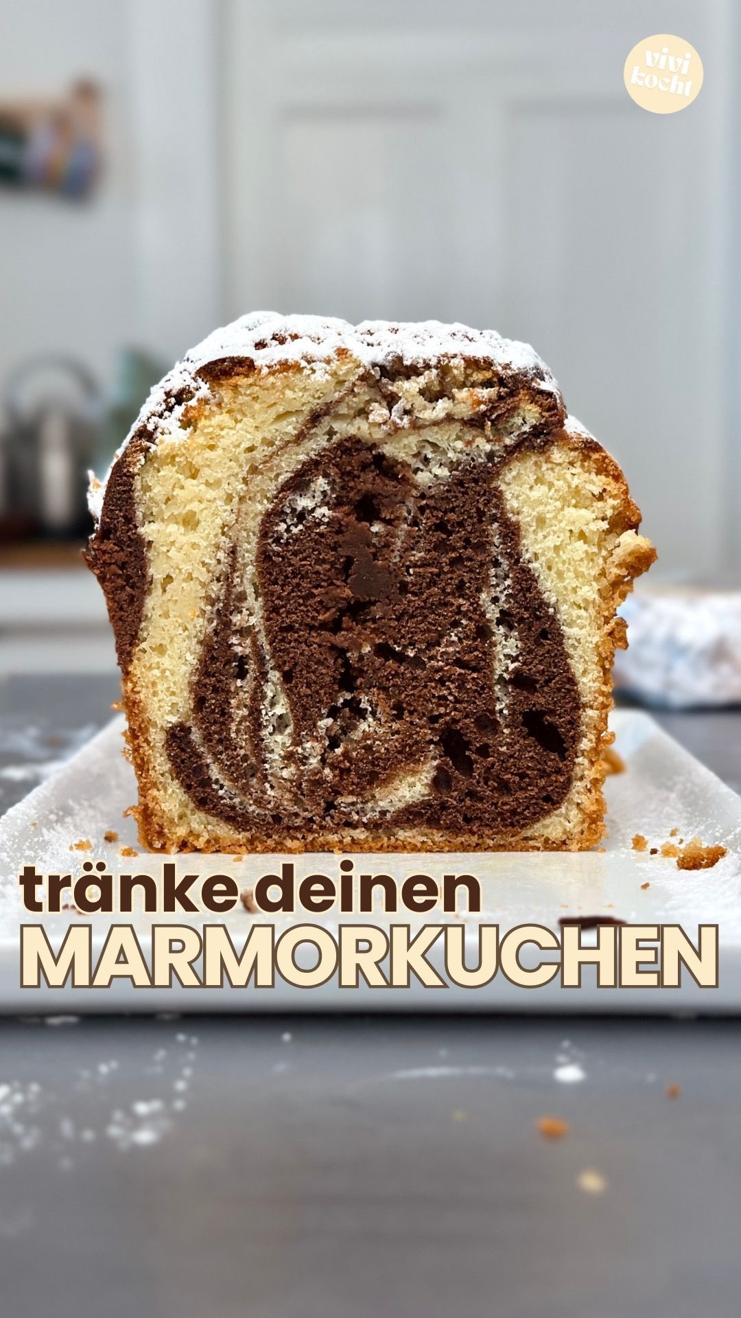 Der beste Tipp meiner Mutter für Marmorkuchen- Tränke Deinen Marmorkuchen⤵️
Was?
Dieser Marmorkuchen ist einer der besten Kuchen, die ich jemals gebacken habe. Ich kann garantieren, er ist ganz einfach zu machen. Ich tränke ihn noch mit Amaretto & Milch direkt nach dem Backen, somit wird er schön saftig. Muss man aber nicht machen.
ZUTATEN
150 g Butter, weich
150 g Zucker
1 Prise Salz
4 Eier, Raumtemperatur
280 g Mehl
2 TL Backpulver
125 ml Milch
Schokoladenteig:
20 g Kakaopulver
30 ml Milch
für die Tränke:
50 ml Amaretto
50 ml Milch
ZUBEREITUNG
Ofen auf 170°C Ober-/Unterhitze vorheizen (Heissluft/Umluft 160°C).
Butter mit Zucker und Salz aufschlagen. Eier beifügen und rühren, bis die Masse hell ist. Mehl mit Backpulver mischen, zusammen mit der Milch daruntergeben.
3/4 des Teiges in die Kastenform. Den Rest mit Kakao und der Milch verrühren und auch in die Kastenform geben.
Mit einem Löffel den Kakoteig wellenförmig einarbeiten.
Auf der 2 untersten Ebene des vorgeheizten Ofens 50— 60 Minuten backen.
Backprobe: Vor Backende mit einem Zahnstocher in den Kuchen stechen. Klebt kein Teig daran, ist der Kuchen gebacken. Sonst noch 5- 10 weiterbacken.
Den fertig gebackenen Kuchen aus dem Ofen nehmen, aber in der Form lassen.
Amaretto und Milch mischen und gleichmäßig über den Kuchen gießen.
Auskühlen lassen, anschließend für 1 Stunde in den Kühlschrank.
🍬 wer es gerne sehr süss mag⤵️ ✅ 30-50g mehr Zucker nehmen!
Lass es Dir schmecken.
➡️ Speicher Dir das Rezept hier gleich für den nächsten Geburtstag ab.
#mamorkuchen #backenistliebe #vivikocht #vivikochthandmadewithlove #foodblog #foodblogliebe #soulfood #cookingvideo #food #foodie #foodporn #foodaddict #foodinfluencer #cooking #easyrecipes #easyrecipe #instafood #cookingvideos #tabletopdirector #foodstyling #schnellerezepte #einfacherezepte