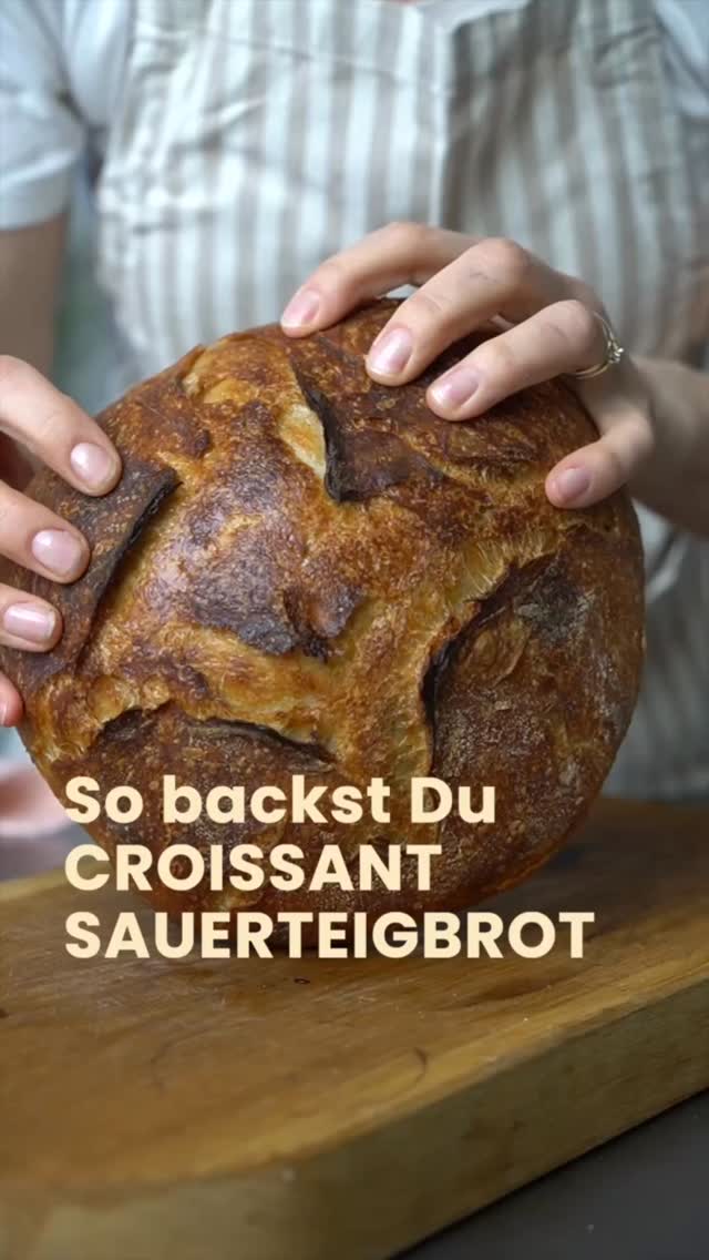So backst Du das herrlichste Croissant-Sauerteigbrot der Welt.
Vorteig
30 g Weizenmehl (12% Proteingehalt)
30 g Vollkornweizenmehl
60 g Wasser
30 g reifer Sauerteig-Starter
Hauptteig
820 g Weizenmehl
66 g Vollkornweizenmehl
670 g Wasser
17 g Salz
reifer Vorteig (Levain)
100 eiskalte Butter
Anleitung
Vorteig ansetzen
In einem kleinen Behälter alle Zutaten für den Vorteig vermischen und bei 25°C für 5 Stunden ruhen lassen.
Autolyse
In einer mittelgroßen Schüssel Weizenmehl, Vollkornweizenmehl und 650 g (!) Wasser verkneten. Schüssel abdecken + den Teig 2 Stunden ruhen lassen.
Hauptteig mischen
Zum Teig in der Schüssel 20 g Wasser (bei Bedarf weniger , falls der Teig zu feucht wird), 17 g Salz und den reifen Vorteig geben. Alle Zutaten mit den Fingern einarbeiten und den Teig durch wiederholtes Falten in der Schüssel für 2–3 Minuten glätten, bis er geschmeidig und zusammenhängend ist. Danach den Teig in eine Gärbox oder eine große Schüssel umfüllen und abdecken.
Stockgare
Der Teig wird 6-mal gedehnt und gefaltet:
Die ersten drei Faltvorgänge im Abstand von 15 Minuten.
Die letzten drei Faltvorgänge im Abstand von 30 Minuten.
Teilen und vorformen
Die Arbeitsfläche leicht bemehlen, den Teig aus der Schüssel holen und mit einer Teigkarte in zwei Hälften teilen. Jede Hälfte locker zu einer runden Form vorformen und 30 Minuten ohne Abdeckung ruhen lassen.
Laminieren
Teig dehnen und mit einer Reibe eiskalte Butter darüber raspeln.
Formen
Den Teig zu einer runden Kugel Formen und in Gärkörbchen legen. Die Körbchen mit eine feuchten. Handtuch abdecken.
Endgare
Die abgedeckten Gärkörbchen in den Kühlschrank stellen und über Nacht reifen lassen.
Backen
Den Ofen auf 230°C vorheizen. Idealerweise einen Gusseisentopf 30 min (Dutch Oven) aufheizen.
Den Teig aus dem Kühlschrank nehmen, einschneiden und in den heißen Topf legen.
Mit Deckel 20 Minuten backen.
Ohne Deckel weitere 30 Minuten backen.
Das Brot ist fertig, wenn die Kerntemperatur etwa 97°C beträgt.
Auf einem Gitter mindestens 2 Stunden auskühlen lassen, bevor es angeschnitten wird.
➡️ Speichere Dir das Rezept für Deinen nächsten Brunch ab