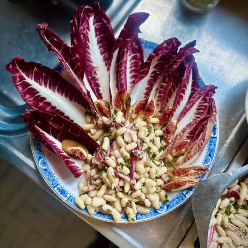 Weisse Bohnensalat mit eingelegten roten Zwiebeln