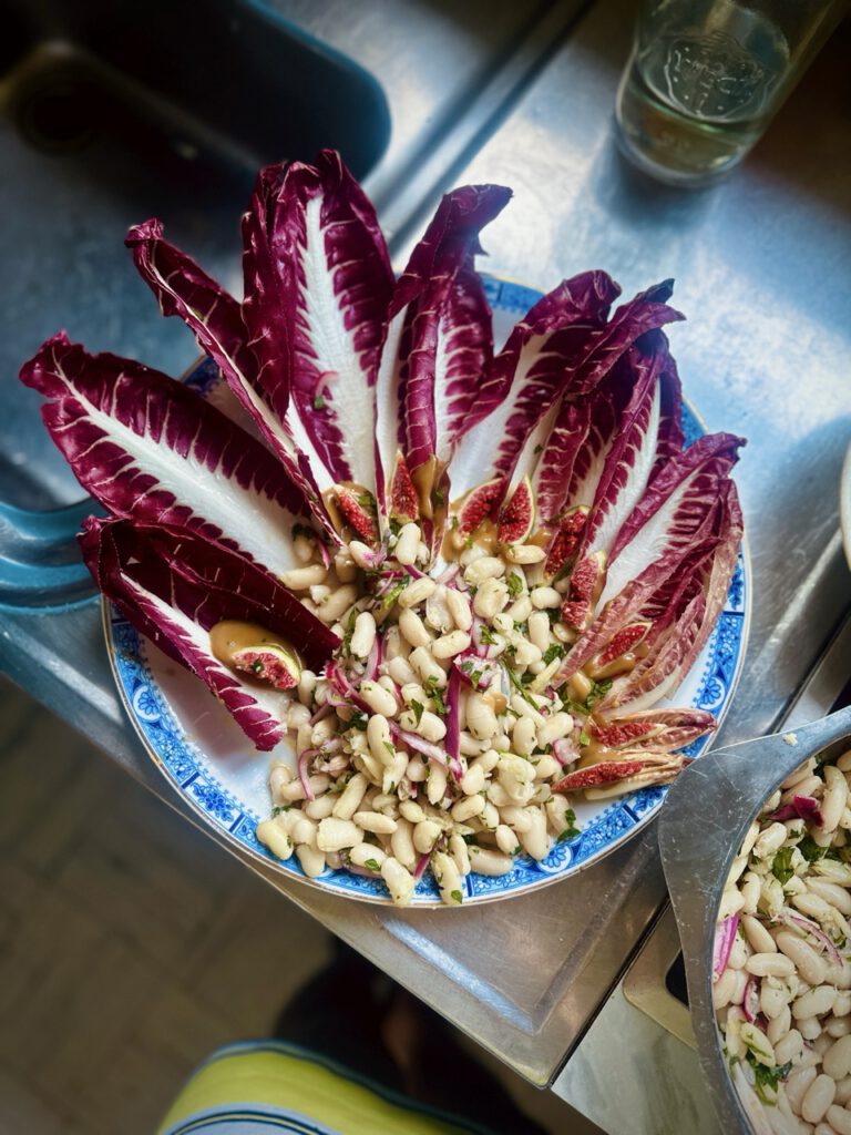 Weisse Bohnensalat mit eingelegten roten Zwiebeln