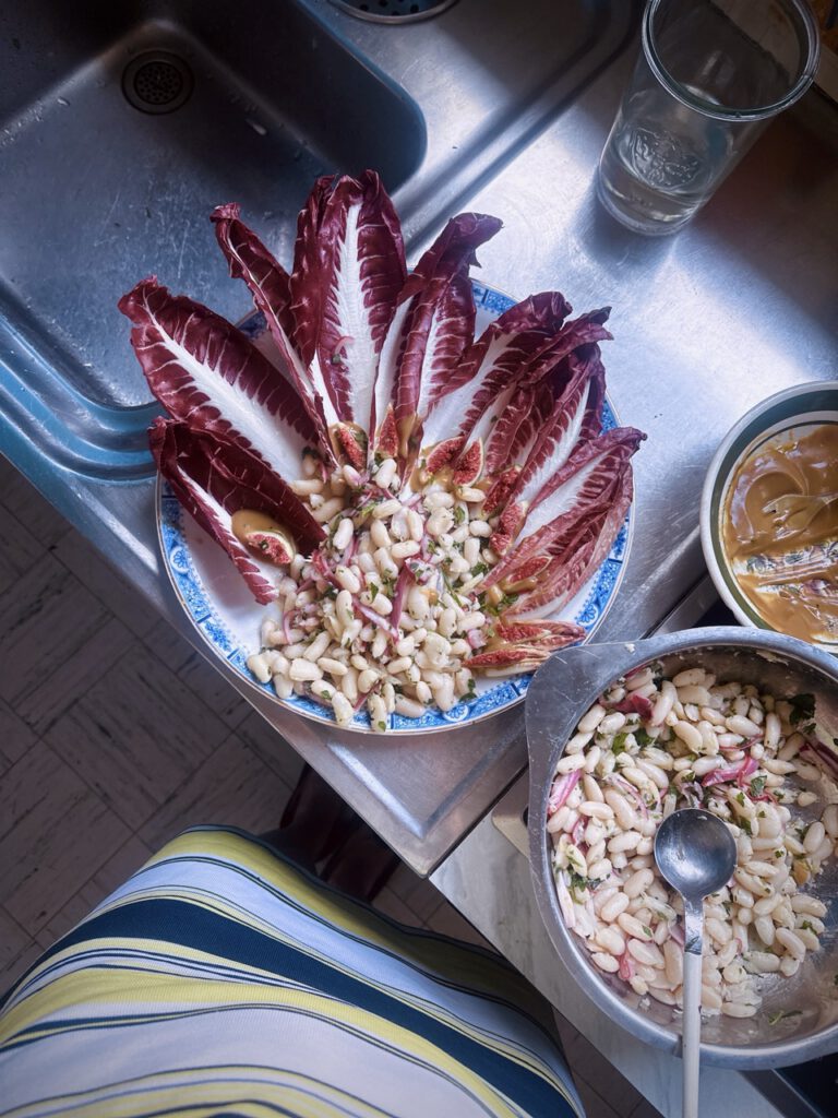 Weisse Bohnensalat mit eingelegten roten Zwieben