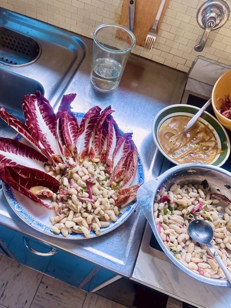 Weisse Bohnensalat mit eingelegten roten Zwieben