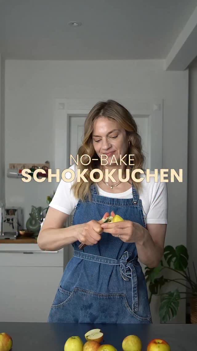 So backst du glutenfreien veganen Schokoladenkuchen  im Kühlschrank 🍫✨ schmeckt wie ein Gedicht würde meine Mama sagen 💖

Zubereitung:
1. Einfach 750 Gramm Äpfel schälen, entkernen und klein schneiden. 
2. Mit etwas Zimt und Wasser aufkochen, Flüssigkeit abgießen.
3. Zusammen mit 250 Gramm geschmolzener Zartbitterschokolade und entkernten Datteln glatt mixen.
4. Die Masse in eine 22-cm-Kuchenform geben, im Kühlschrank gut durchkühlen lassen und genießen. 

Variation:
Ein Hauch Rum, Cognac oder Orangenaroma macht’s noch besser. 
mit Birnen statt Äpfeln auch mega!
Kombination Perfekt zu Vanilleeis oder Birnenkompott! 😍

➡️ Speichere dir das Rezept gleich ab.

#swisschocolate #Osterdessert #MousseAuChocolat #vegan #einfachesrezept