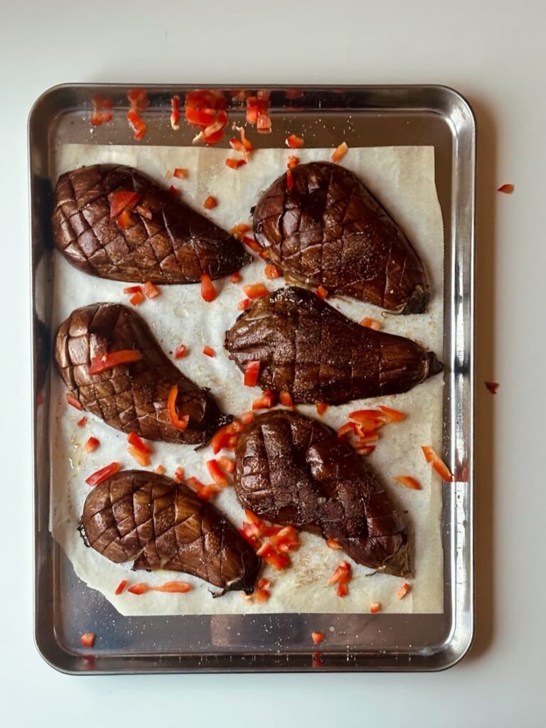 Ofen-Aubergine gebacken mit Paprika bestreut