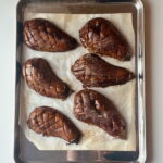 Ofenaubergine auf einem Blech gebacken