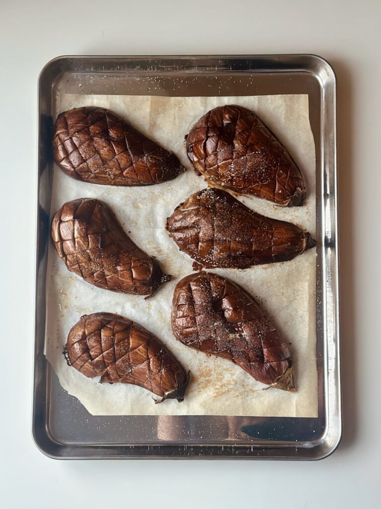 Ofenaubergine auf einem Blech gebacken