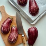 Ofenaubergine werden mit einem Messer eingeritzt.