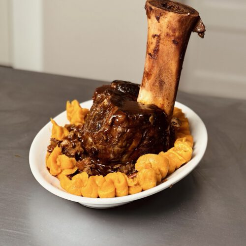 Thors Hammer ist eine geschmorte Rinderhaxe