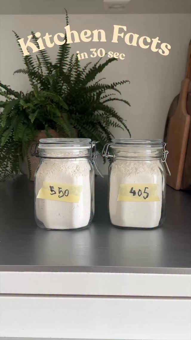 Mehl Typ 405 oder 550 – nimmst du auch oft einfach „das, was da ist“? 👀
Dabei machen die Zahlen einen echten Unterschied:

🔹 Typ 405
Sehr hell & fein, mit weniger Mineralstoffen.
Perfekt für: Kuchen, Biskuit, Plätzchen, feine Saucen & zarte Teige.

🔹 Typ 550
Etwas kräftiger, mehr Mineralstoffe & Struktur.
Perfekt für: Brot, Brötchen, Pizza & Hefeteige – der Teig geht meist besser auf.

Es gibt kein „besseres“ Mehl – nur das passende für dein Rezept. ✨

👉 Welchen Mehl-Typ benutzt du am häufigsten?
Speicher dir das Reel ab, wenn du es dir merken willst. 🧁🍕