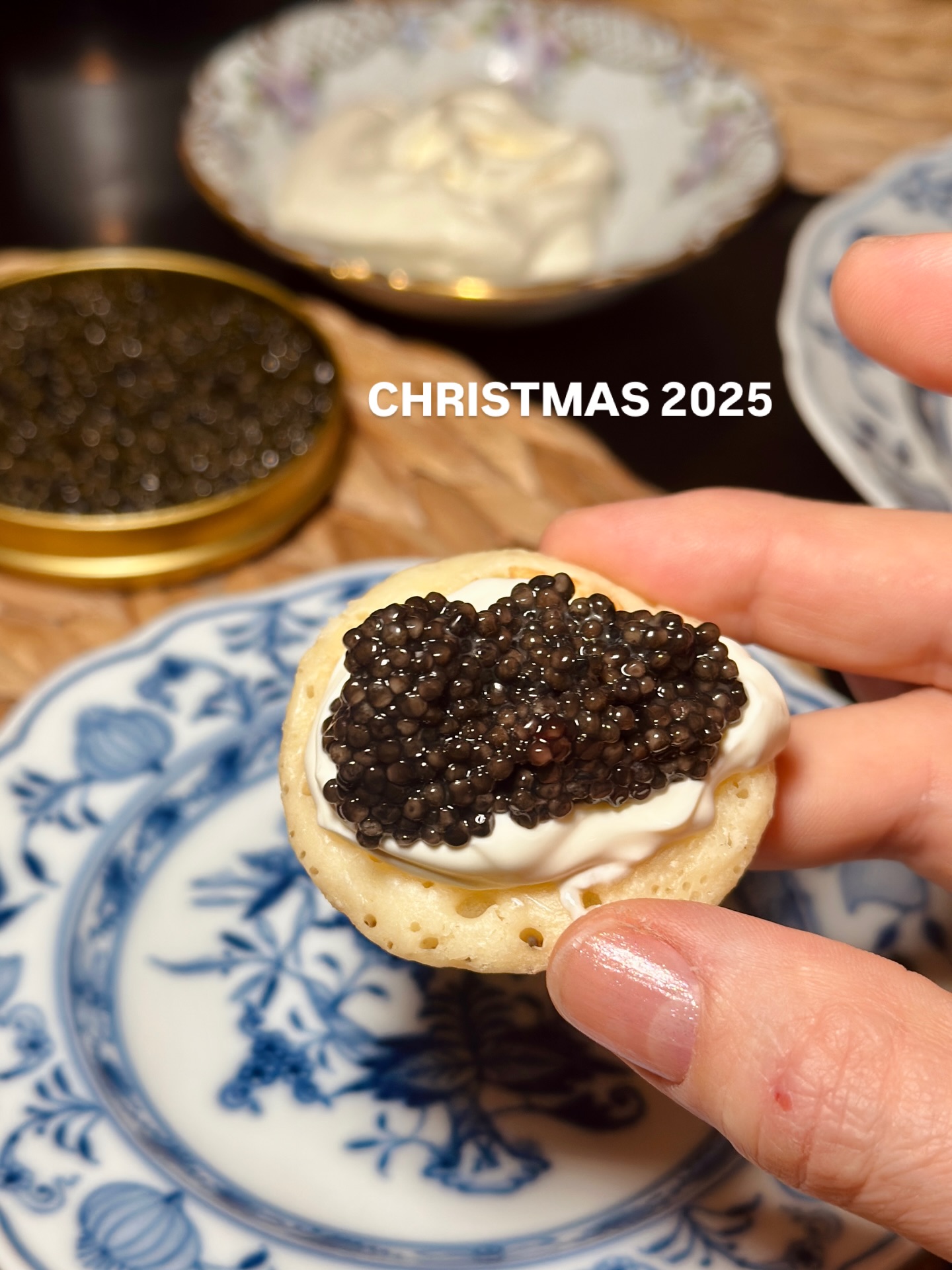 Christmas 2025 
So schön und abenteuerlich. 
Emotional. Viele Sternschnuppen gesehen.
Opener mit etwas Kaviar, dann ging’s weiter zu Barbara mit ihrer Familie - köstlich. Schnuffi hat sie als Rentier verkleidet. 
Die Heizung ist dann ausgefallen. 
Felix hat sie repariert 💪🏋.
Beim Kochen sind wir ganz entspannt geblieben. Viel Café de Paris und Hohrücken. Kapaunragout und Russischer Salat.
Und wie war es bei Dir? 

#pov #christmastime #foodie #vloglife