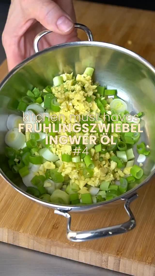 Kitchen Must Haves #4 🧅🔥
In dieser Serie zeige ich dir, was ich immer im Kühlschrank haben muss – sonst fehlt mir einfach was.

Heute: Frühlingszwiebel-Ingwer-Öl.
Perfekt, wenn du Zwiebeln nicht gut verträgst, aber dieses Aroma in Suppen & Co. vermisst. 
Super simpel: Frühlingszwiebeln und Ingwer superfein schneiden, sehr heißes Rapsöl drüber – kurz zischt es, dann abkühlen lassen. Danach abseihen und du hast ein Würzöl, das aus Suppe, Pasta, Reis, Ofengemüse oder Steak in 2 Sekunden ein kleines Highlight macht. Ich liebe es auch zu Fisch, auf warmen Kartoffeln oder als Finish auf heissem Gemüse. Einmal gemacht, willst du es ständig wieder haben. ♥️

Rezept
Zutaten: 1 Bund Frühlingszwiebeln, 1 Stück Ingwer (daumengross), 200 ml Rapsöl 
Zubereitung: Frühlingszwiebeln & Ingwer fein schneiden und in eine hitzefeste Schüssel geben. Rapsöl sehr stark erhitzen, dann vorsichtig darüber giessen (es soll kräftig zischen). Komplett abkühlen lassen, durch ein Sieb abseihen und das Öl in ein sauberes Glas füllen.
Aufbewahren: Öl im Kühlschrank mehrere Wochen haltbar. Das Inlay (aus dem Sieb) in 2–3 Tagen aufessen (mega auf Reis, Eier, Bowls).

➡️ Verrate mir dein Must Have in deiner Küche 🤗!

#kitchenmusthaves #aromaöl #zwiebelöl #ingweröl ingwer