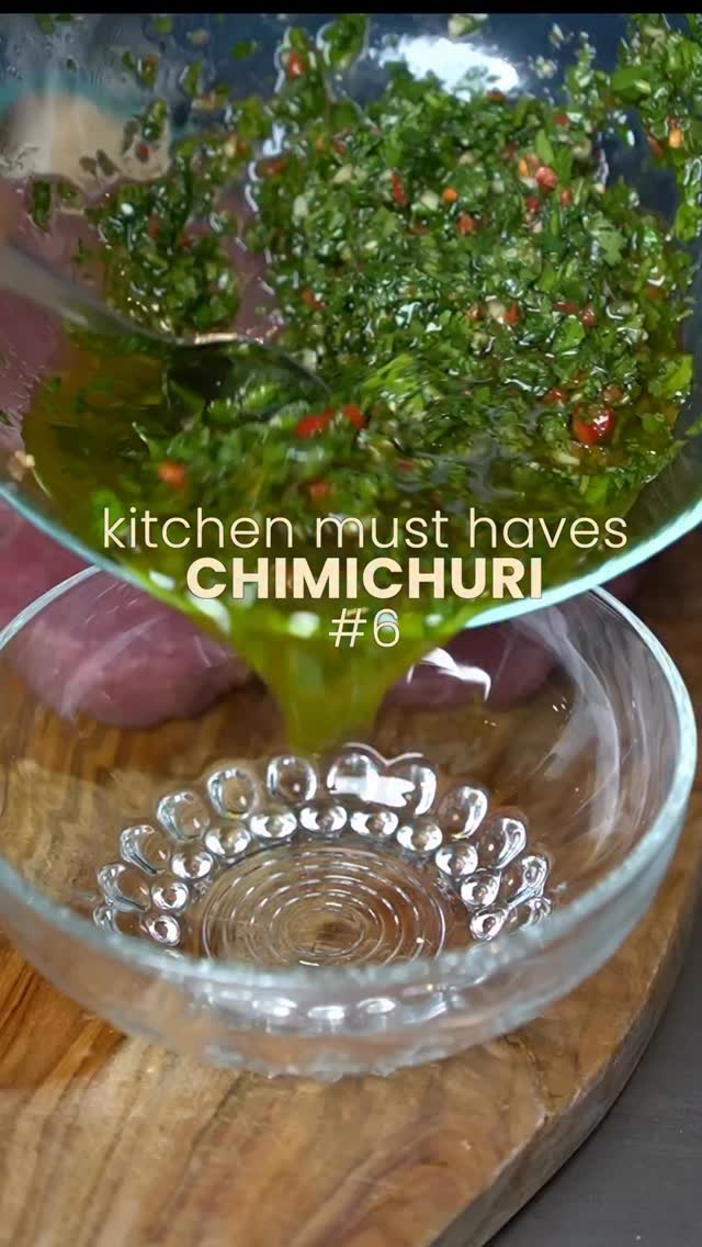 In dieser neuen Serie zeige ich euch, 
was ich alles im Kühlschrank haben muss, 
sonst bin ich nicht glücklich.
Heute ist mein kitchen must have #6 

Chimichurri

Liebst Du Koriander? Dann ist diese Sauce genau das richtige für Dich. 
Sie ist einfach und schnell zubereitet.
Sie passt perfekt zu Fleisch, Kartoffeln, geröstetem Brot, gebackenen Gemüse, auf deinen Bürger oder auf dein Spiegelei.

Du brauchst
1 Bund Koriander
1 Bund Petersilie glatt
1 rote Chili
2 cm frischen Ingwer
150 - 200 ml Olivenöl extra Vergine
Salz
Saft & Zeste 1 Limette
3 Zehen Knoblauch

Alles fein hacken und miteinander vermengen und 30 min ziehen lassen.
und geniessen.

➡️ Speichere Dir das Rezept für Deine nächste Dip Lust ab.

#chimichurri #koriander #sauce #chili #kitchenmusthave