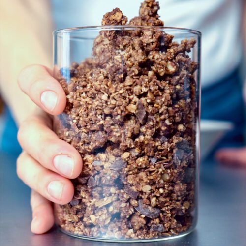 Schokolade Haselnuss Protein Granola im Vorratsglas