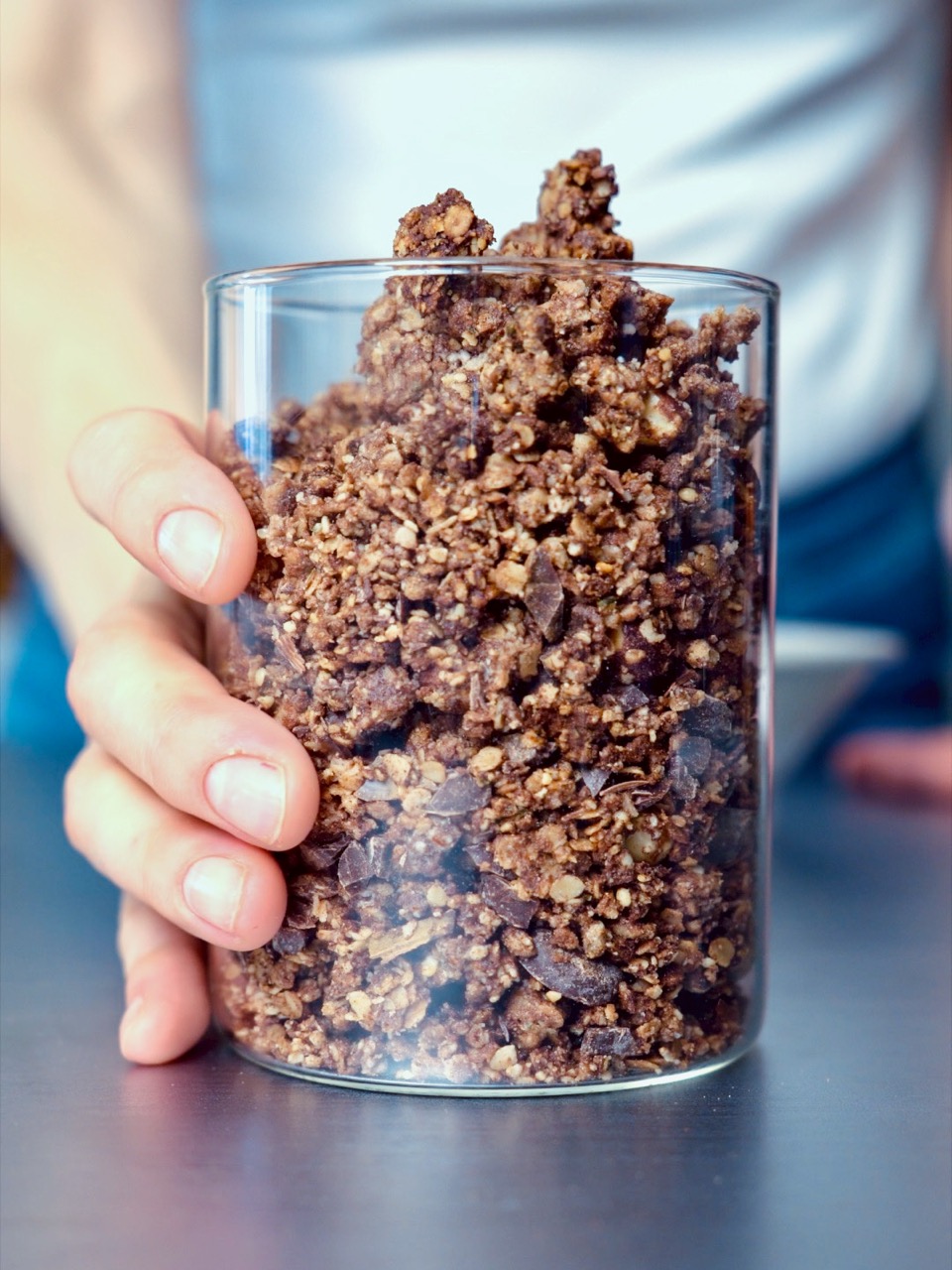 Schokolade Haselnuss Protein Granola im Vorratsglas