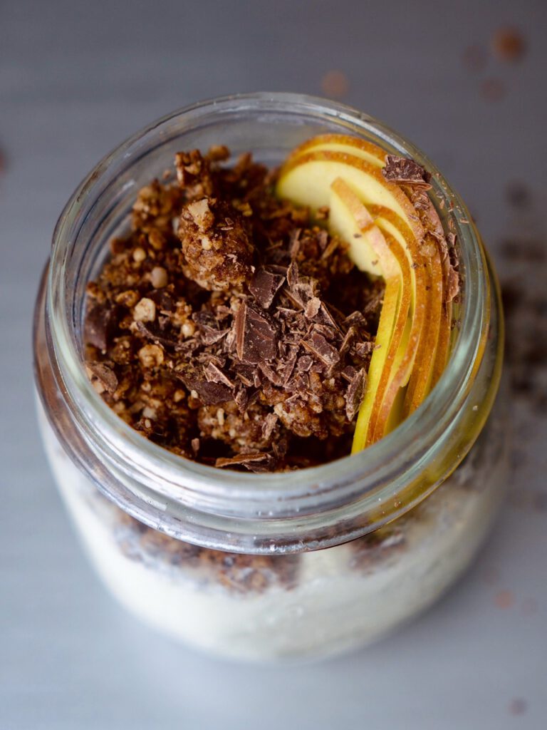 Joghurt getoppt mit Schokolade Haselnuss Protein Granola