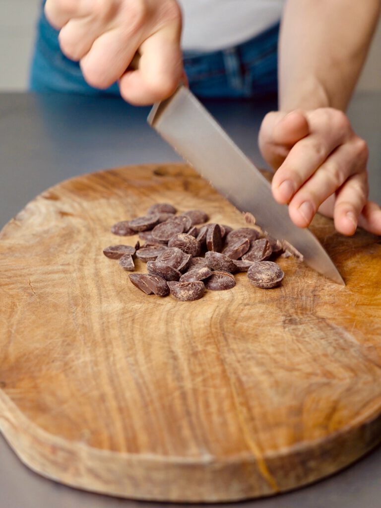 Schokolade hacken für Schokolade Haselnuss Protein Granola