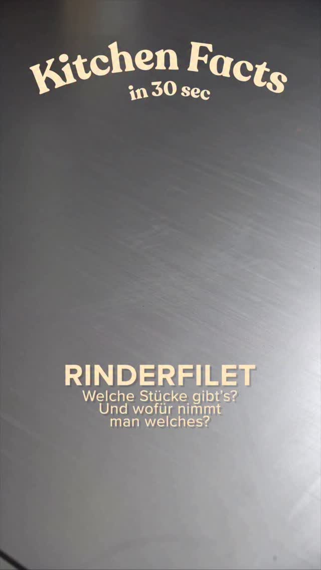 Kitchen Facts in 30 Sekunden
Felix zeigt mir, wie man ein Rinderfilet pariert und richtig aufteilt – damit jedes Stück genau das macht, was es soll.

Zur Übersicht 👇
Filetspitz: alles, was fein geschnitten oder gehackt wird
Mittelstück: Steaks, Medaillons & Wellington
Châteaubriand: im Ganzen gebraten, klassisch zum Teilen

So wird aus einem Filet mehrere Gerichte – ohne Verschwendung.

👉 Teil 2 mit "Hacktätschli de Luxe" folgt. #kitchenfacts #rinderfilet #fleischwissen #vivikocht