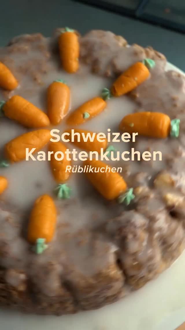 Letzten Freitag war mein schweizer Rüblikuchen im Newsletter und viele von Euch habe sich das Rezept "bestellt". hier ist er noch mal als Video. 

Der Schweizer Rüblikuchen ist super saftig, obwohl er ganz ohne Fett auskommt. 
Ich war selbst überrascht: Eigentlich ist’s ein Biskuit – und das Beste? Er hält sich durch die Glasur tagelang im Kühlschrank. Easy gemacht, schön saftig, einfach köstlich.

ZUTATEN ⤵️
250 g Zucker
5 Eigelbe
2 EL heisses Wasser
250 g Rüebli, fein gerieben
250 g gemahlene Haselnüsse
1 Bio-Zitrone, abgeriebene Schale und Saft
2 EL Kirschschnaps (kein muss)
80 g Mehl
2 TL Backpulver
5 Eiweisse
Guss
1 Prise Salz
300 g Puderzucker
2 EL Kirsch oder Zitronensaft
2 EL Wasser
Topping
12 Marzipanrüebli

ZUBEREITUNG
1. Für den Biskuitteig Zucker, Eigelbe und Wasser in einer Schüssel schaumig rühren, bis die Masse weißlich ist. Rüebli (Karotten oder Möhren,) alle Zutaten mit Kirsch oder ohne unter die Masse mischen. Mehl und Backpulver mischen, daruntermischen.
Eiweiße mit dem Salz & 2 Tropfen Zitronensaft steif schlagen und vorsichtig unter die Masse ziehen. Teig auf ein mit Backpapier ausgekleidetes Blech geben.

2. Backen ca. 35 -40 Min. in der unteren Hälfte des auf 180 Grad vorgeheizten Ofens. Herausnehmen, etwas abkühlen, auf ein Gitter stürzen, auskühlen.

3. Für den Zuckerguss den Puderzucker, Kirsch (Alternative wäre Zitronensaft) und Wasser gut verrühren, auf die Kuchenmitte gießen, unter Bewegen des Blechs über die Oberfläche und den Rand fließen lassen. Marzipanrüebli auf die noch feuchte Glasur legen, trocknen lassen. Fertig.

➡️ Schicke das Rezept jemanden der sehr gerne Karottenkuchen hat. Er hat diesen vielleicht noch nie ausprobiert. 🥕

#köstlich #karottenkuchen#möhrenkuchen #carrotcake #schnellesrezept