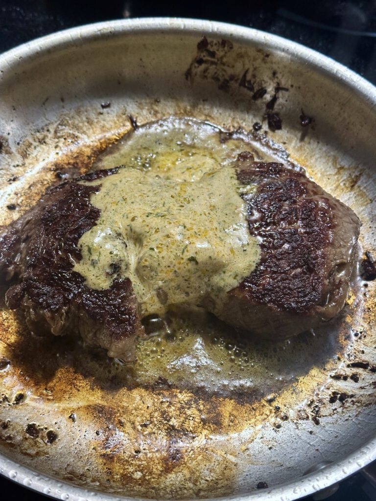 Café de Paris Butter schmilzt auf einem gebratenen Entrecôte