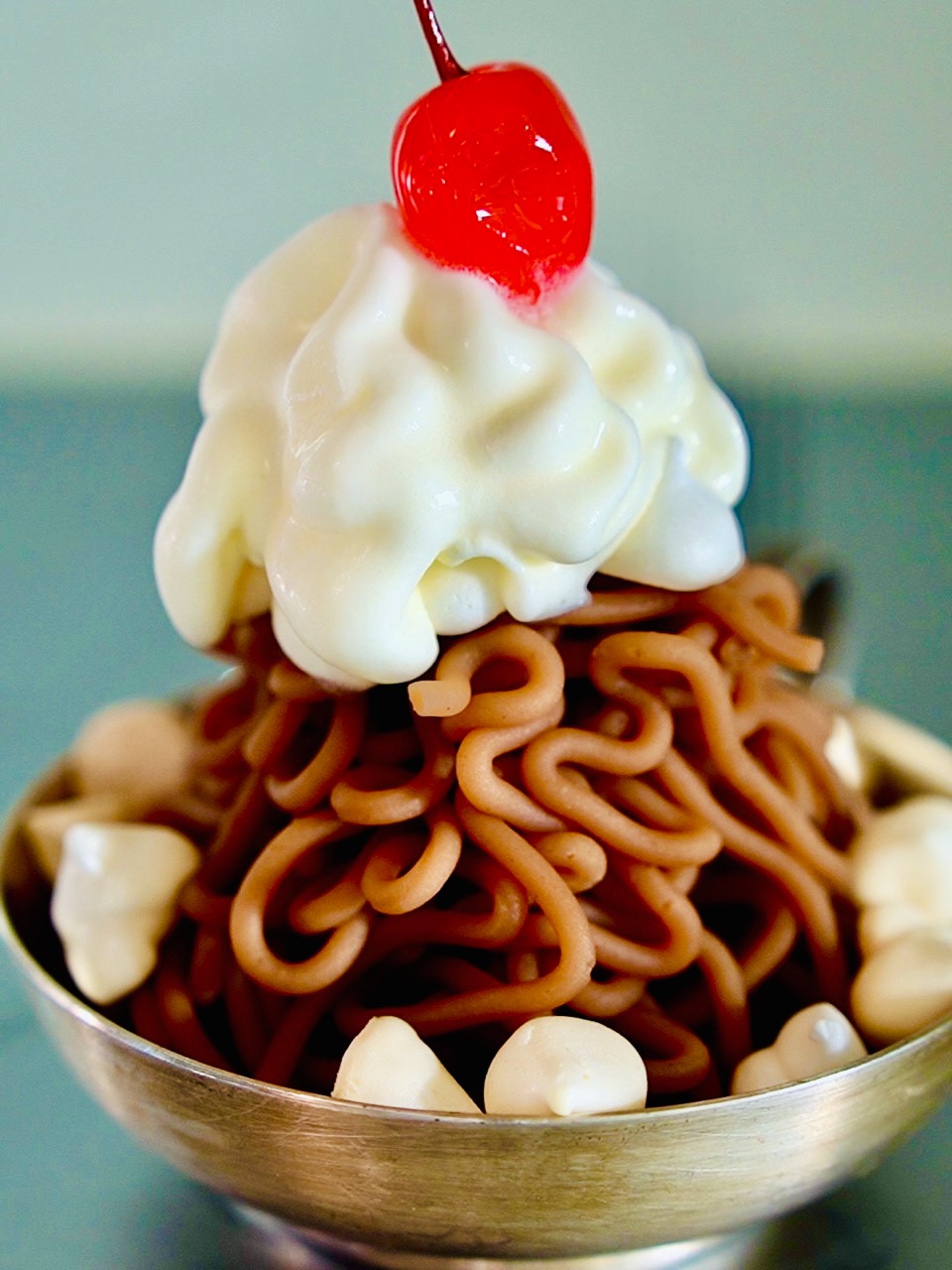 Vermicelles in einer Dessertschale mit Meringue und einem Sahnehäubchen mit einer Kirsche
