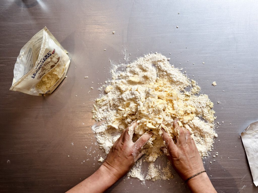 Teig kneten - Käsestangl Rezept vivikocht