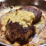 Hohrückensteak mit schmelzender Café de Paris Butter in der Pfanne