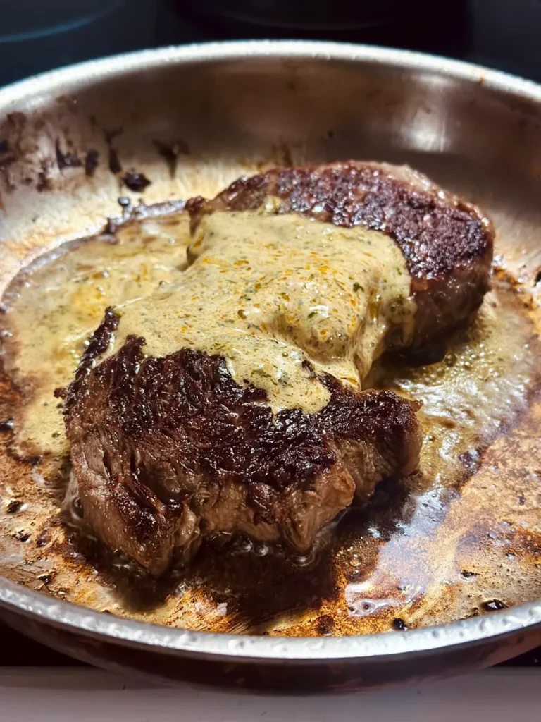 Hohrückensteak mit schmelzender Café de Paris Butter in der Pfanne