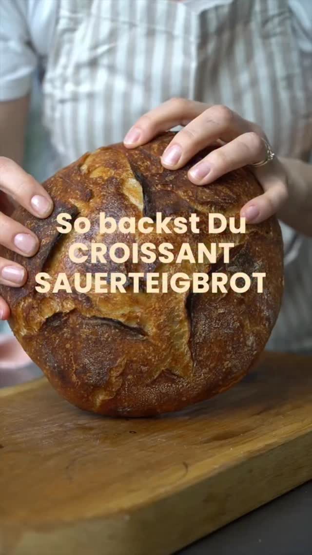 So backst Du das herrlichste Croissant-Sauerteigbrot der Welt.

Vorteig
30 g Weizenmehl (12% Proteingehalt)
30 g Vollkornweizenmehl
60 g Wasser
30 g reifer Sauerteig-Starter
Hauptteig
820 g Weizenmehl
66 g Vollkornweizenmehl
670 g Wasser
17 g Salz
reifer Vorteig (Levain)
100 eiskalte Butter

Anleitung
Vorteig ansetzen
In einem kleinen Behälter alle Zutaten für den Vorteig vermischen und bei 25°C für 5 Stunden ruhen lassen.

Autolyse
In einer mittelgroßen Schüssel Weizenmehl, Vollkornweizenmehl und 650 g (!) Wasser verkneten. Schüssel abdecken + den Teig 2 Stunden ruhen lassen.

Hauptteig mischen
Zum Teig in der Schüssel 20 g Wasser (bei Bedarf weniger , falls der Teig zu feucht wird), 17 g Salz und den reifen Vorteig geben. Alle Zutaten mit den Fingern einarbeiten und den Teig durch wiederholtes Falten in der Schüssel für 2–3 Minuten glätten, bis er geschmeidig und zusammenhängend ist. Danach den Teig in eine Gärbox oder eine große Schüssel umfüllen und abdecken.

Stockgare
Der Teig wird 6-mal gedehnt und gefaltet:
Die ersten drei Faltvorgänge im Abstand von 15 Minuten.
Die letzten drei Faltvorgänge im Abstand von 30 Minuten.

Teilen und vorformen
Die Arbeitsfläche leicht bemehlen, den Teig aus der Schüssel holen und mit einer Teigkarte in zwei Hälften teilen. Jede Hälfte locker zu einer runden Form vorformen und 30 Minuten ohne Abdeckung ruhen lassen.

Laminieren
Teig dehnen und mit einer Reibe eiskalte Butter darüber raspeln.
Formen
Den Teig zu einer runden Kugel Formen und in Gärkörbchen legen. Die Körbchen mit eine feuchten. Handtuch abdecken.

Endgare
Die abgedeckten Gärkörbchen in den Kühlschrank stellen und über Nacht reifen lassen.

Backen
Den Ofen auf 230°C vorheizen. Idealerweise einen Gusseisentopf 30 min (Dutch Oven) aufheizen.

Den Teig aus dem Kühlschrank nehmen, einschneiden und in den heißen Topf legen.

Mit Deckel 20 Minuten backen.
Ohne Deckel weitere 30 Minuten backen.
Das Brot ist fertig, wenn die Kerntemperatur etwa 97°C beträgt.

Auf einem Gitter mindestens 2 Stunden auskühlen lassen, bevor es angeschnitten wird.

➡️ Speichere Dir das Rezept für Deinen nächsten Brunch ab.
#croissant #sauerteig #croissantsauerteigbrot #sourdoughbaking