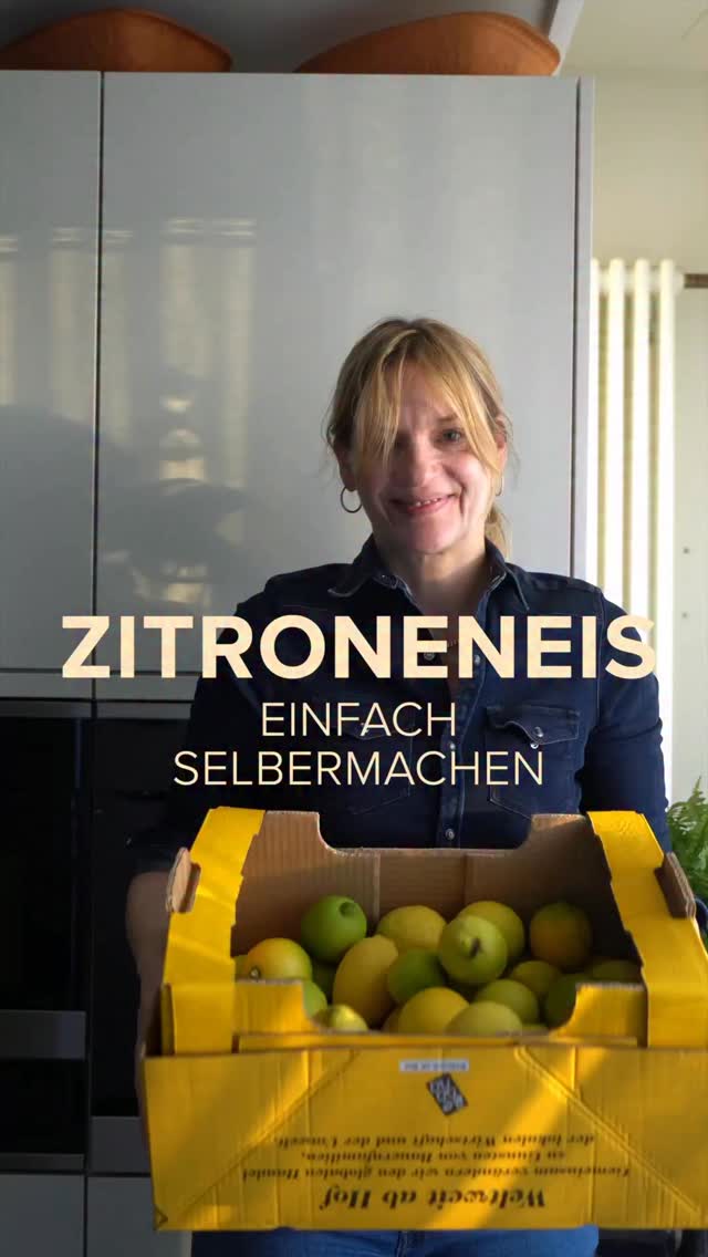Werbung. Das Produkt wurde mir kostenlos Verfügung gestellt.
aber ich hätte mir auch gekauft. 
Ich liebe nämlich die Zitronen von @gebana, 
Dieses Zitroneneis lebt von viel Saft und der Zeste von Bio-Zitronen – mehr Frische geht kaum. 🍋✨
So geht’s: Zeste + Saft mit Wasser & Zucker kurz zum Sirup einkochen, komplett abkühlen lassen, Sahne einrühren und ab in die Eismaschine (nach ca. 1 Stunde ist das Glacé ready).

Keine Eismaschine? Einfach in eine Schale ins Gefrierfach und alle 30 Minuten kräftig umrühren, bis es perfekt cremig ist.

♡ Mein Lieblings-Trick: als Zwischengang oder Dessert nach einem schweren Dinner – so ein Zitronen-Kick fühlt sich einfach wie ein Reset an. Deine Gäste werden’s lieben. 🍋💛

➡️ Kommentiere mit "Zitrone" dann schicke ich Dir das Rezept direkt in dein Postfach.

#zitrone #eiscreme #glacé #zitroneneis