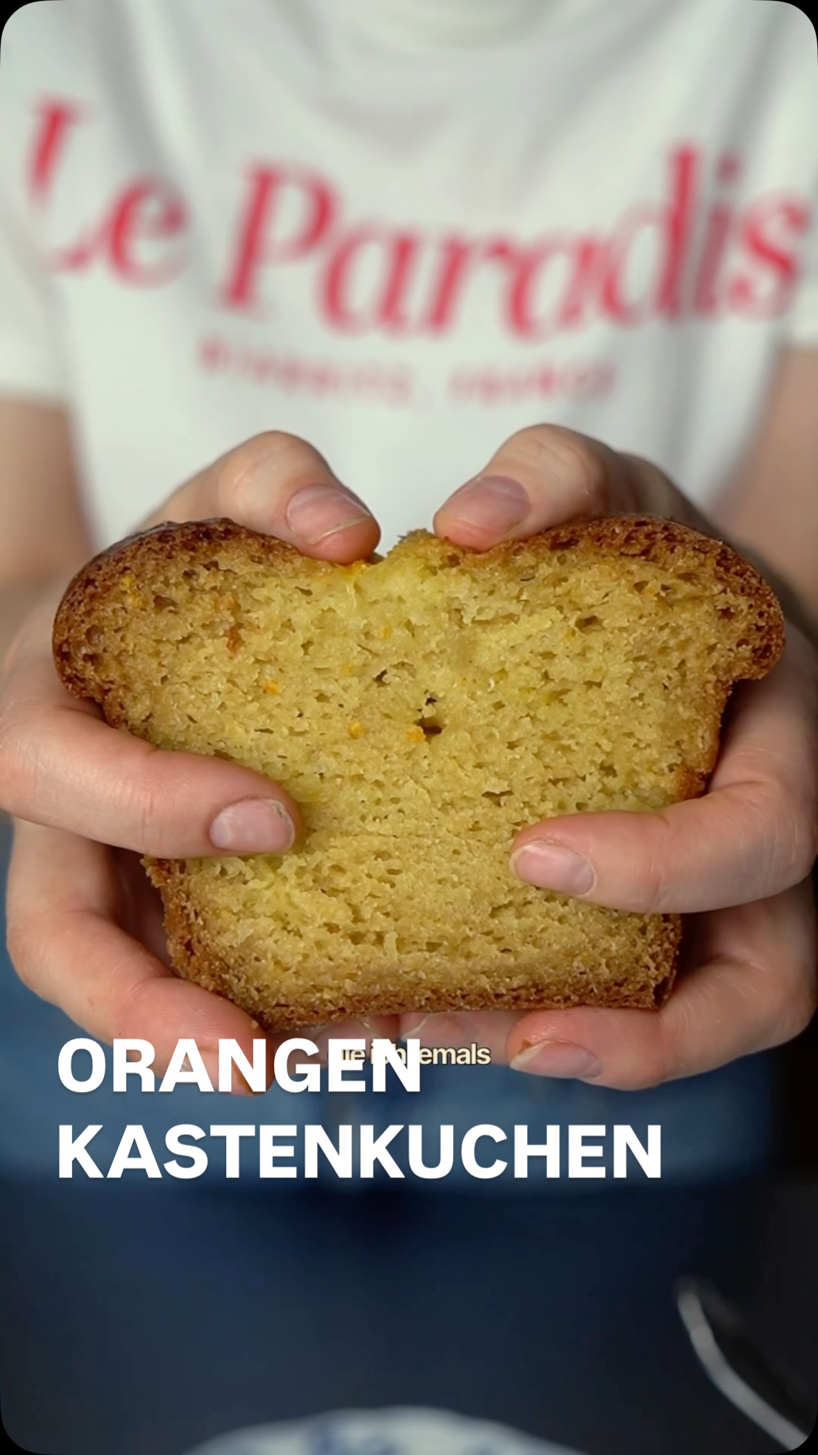 Aus 1 ganzen Orange süssen veganen Orangentopfkuchen backen, geht das??⤵️
Für dieses Kuchen brauchst Du keine Orangen schälen und er wird unglaublich süss, saftig und sogar knusprig.

Der Teig ist für eine 24 cm Kastenform
Zutaten:
300 g zucker
2 Prisen Salz
1 Orange
150 g mildes Rapsöl
390 g Sojamilch
450 g Weizenmehl Typ 405 
5 g Backpulver
10 g Natron

Tränke
100 ml frischgepresster Orangensaft

Erst die Orange mit Zucker, Rapsöl und Sojamich mit einem Stabmixer pürrieren mixen, dann Mehl, Backpulver und Natron hinzufügen. (Dann geht er wunderbar aus.)
Bei 160 Grad Umluft im Backofen auf der 2. Ebene von unten ca. 50-60 min. 
Stäbchenprobe machen. 
Den warmen Kuchen mit 100 ml frischgepresster Orangensaft tränken, im Kühlschrank 60 min durchkühlen lassen.
Jetzt kannst Du ihn wunderbar schneiden und geniessen.

➡️ Speichere Dir dieses Rezept für Dein nächstes NaczmittgTeeDate mit Deinen Freundinnen.

Danke für die Inspiration @chefburcinarda 👌🏻

#vegan #orangen #orangenkuchen #orangecake🍊 #orangecake