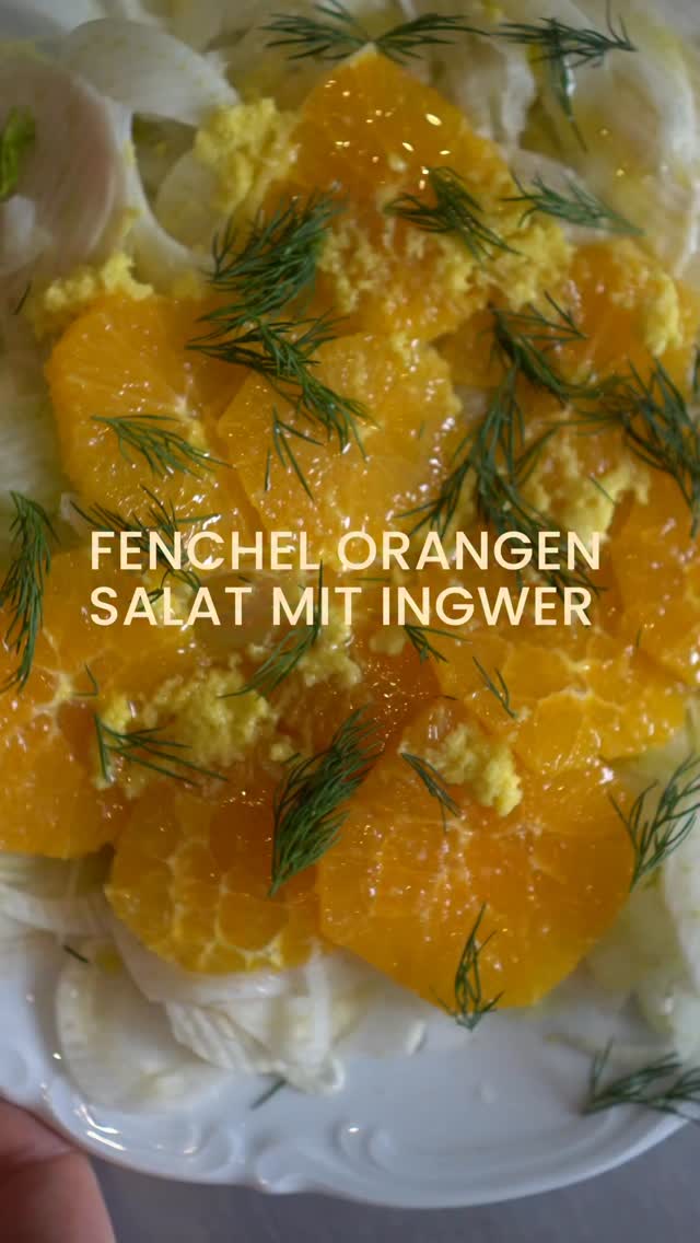 Ihr Lieben, das ist mein Lieblingssalat den möchte ich euch ans Herz legen. Für dieses nasskalte  Wetter - ist es einfach das Beste, weil ich hab keine Lust auf ne Erkältung deswegen sind Vitamine jetzt absolut angesagt. 
Du brauchst⤵️ 
300 g Fenchel
2 Orangen
30 g Ingwer Wurzel
2 EL natives Olivenöl extra vergine
1 Fleur de Sel
Frisch gemahlener Pfeffer
Anleitungen
 

Fenchel fein raspeln. Zitronen, Limetten, Orange oder Mandarine pressen und von der Schale fein Zesten raspeln.
Orangen filetieren. Saft der Früchte auffangen, salzen und im Verhältnis 1 zu 3 mit Olivenöl vermengen. Den Fenchel und Orangenfilets anrichten. Darüber mit einer Knoblauchpresse Ingwer auspressen. Kleine Ingwer Stücke nehmen, da es etwas Kraft benötigt. Die Vinaigrette darüber geben und am Schluss nach Belieben pfeffern.

#Fenchel #ingwer