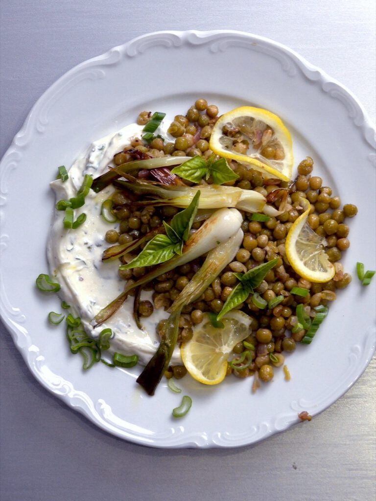 Zitronenerbsen auf Frischkäse