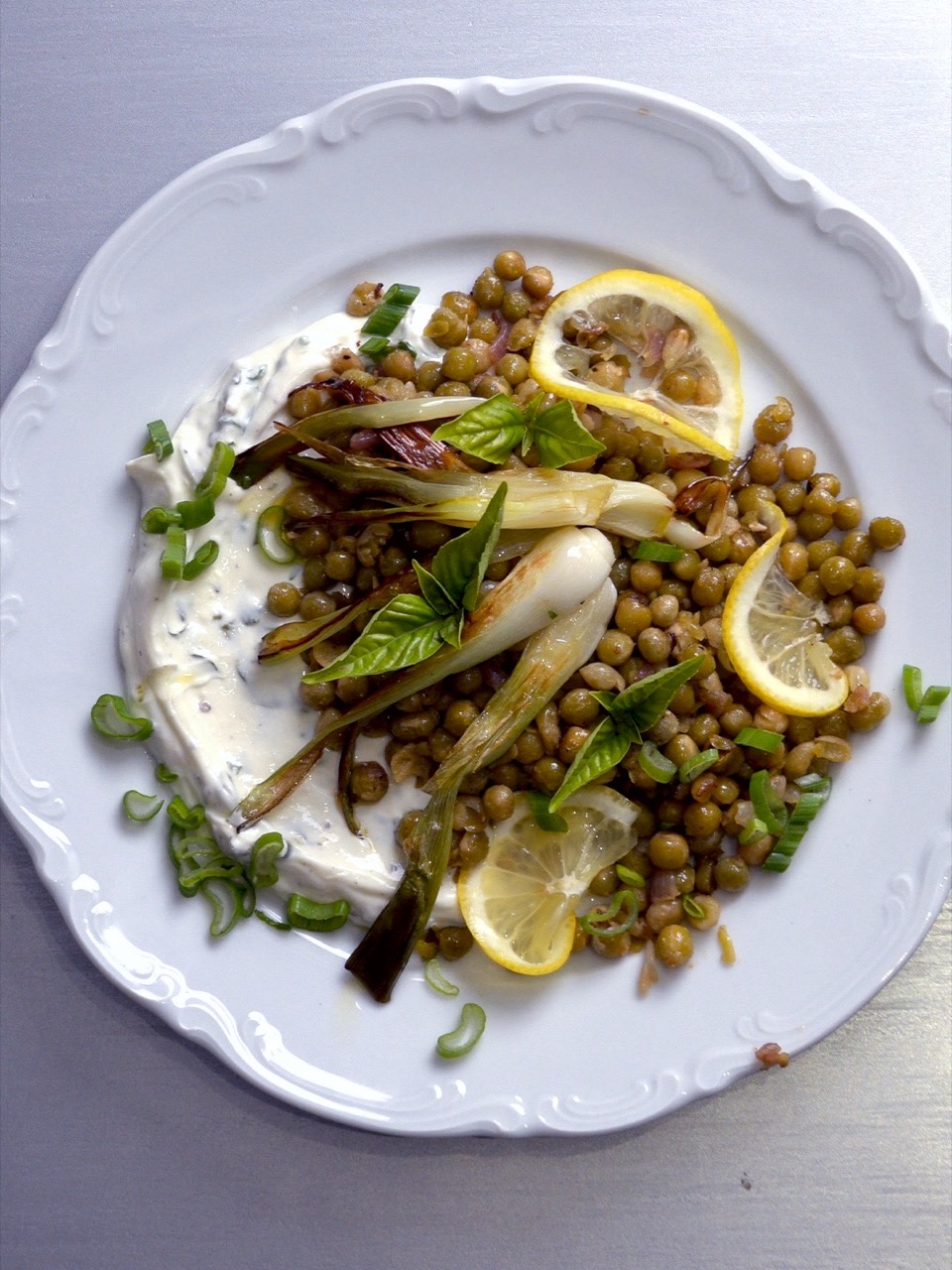 Zitronenerbsen auf Frischkäse