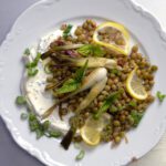 Zitronenerbsen auf Frischkäse