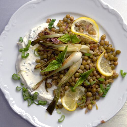 Zitronenerbsen auf Frischkäse